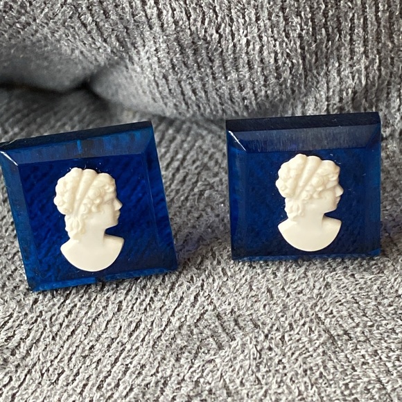 Vintage Lucite Cameo Earrings - Picture 1 of 12